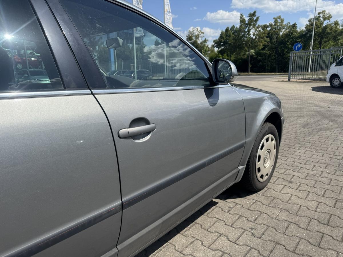 VW Passat 3BG original T&uuml;r vorn rechts LD7W Urban Grey Metallic Rohbau Bj.2004